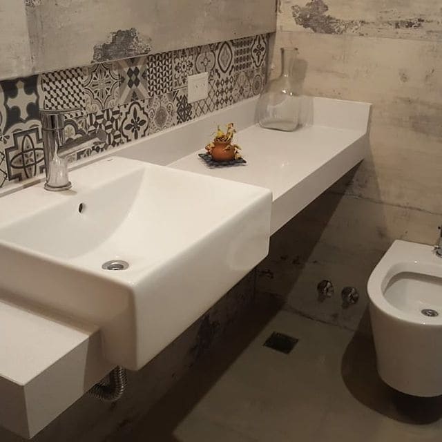 Reforma de baño moderno realizada por DYLCA Reformas